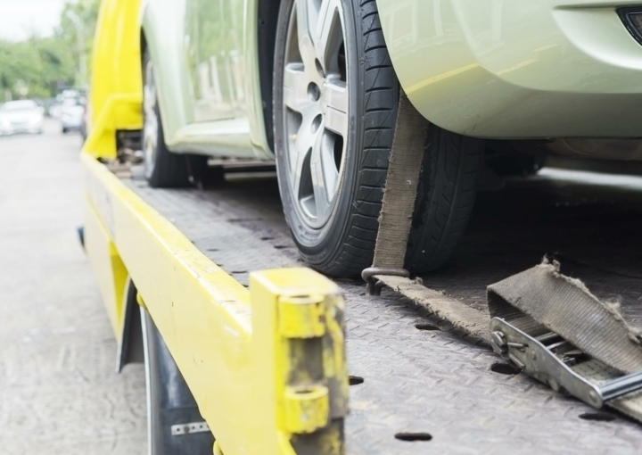 panne-camion-transporteur-pendant-travail-utilisant-transporteur-ceinture-verrouillee-autre-voiture-verte.jpg