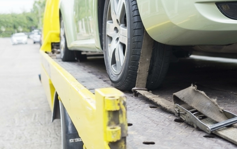 panne-camion-transporteur-pendant-travail-utilisant-transporteur-ceinture-verrouillee-autre-voiture-verte.jpg