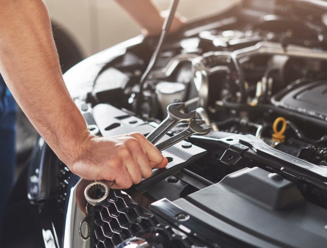 travailleur-service-voiture-musculaire-reparant-vehicule.jpg