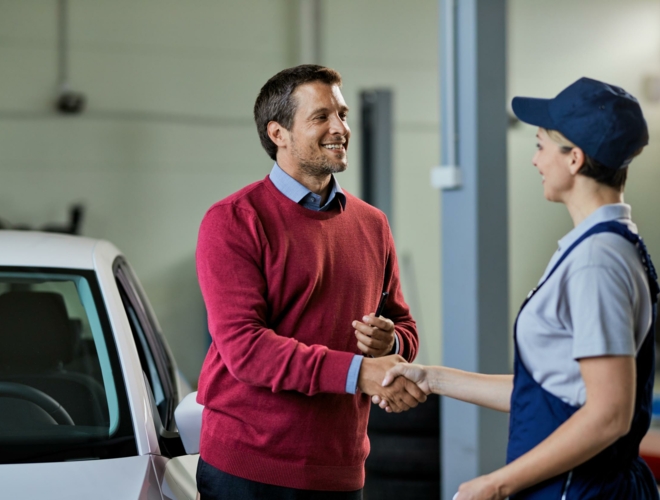 client-satisfait-serrant-main-femme-mecanicienne-automobile-dans-atelier-reparation.jpg