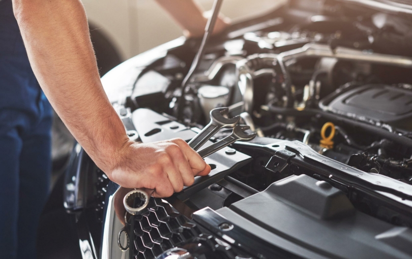 travailleur-service-voiture-musculaire-reparant-vehicule.jpg