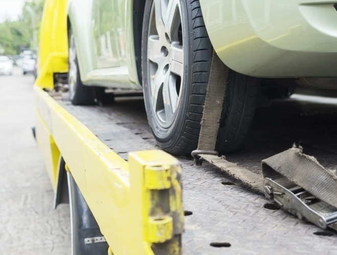 panne-camion-transporteur-pendant-travail-utilisant-transporteur-ceinture-verrouillee-autre-voiture-verte.jpg