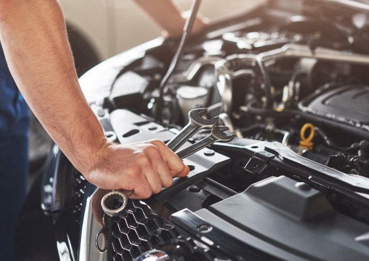 travailleur-service-voiture-musculaire-reparant-vehicule.jpg