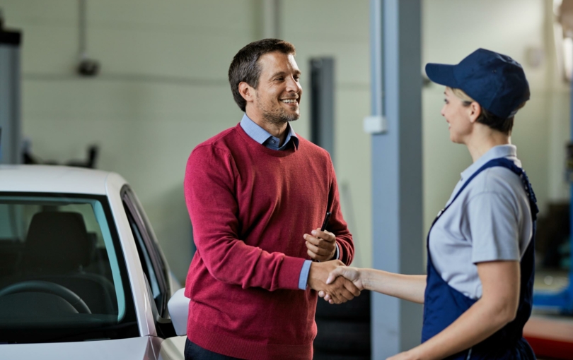 client-satisfait-serrant-main-femme-mecanicienne-automobile-dans-atelier-reparation.jpg